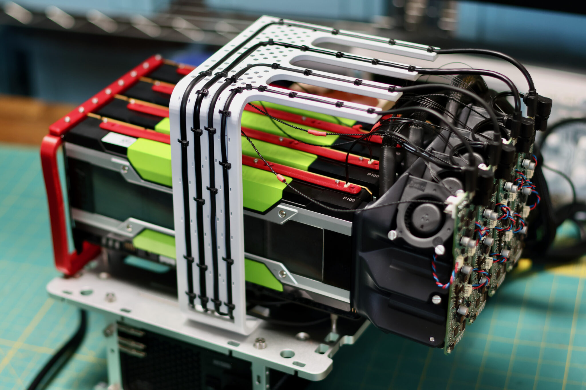 ベンチでは216GBのVRAM。ローカルLLMに最適な組み合わせを見てみま